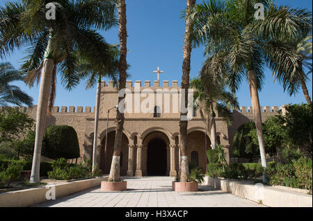 Assiut. Undicesimo oct, 2016. Foto realizzata il 11 ott. 2016 mostra un cancello del monastero Al-Muharraq in Assiut, Egitto. Il monastero della Vergine Maria a Al-Muharraq e il Convento della Vergine Maria sulla montagna di Assiut provincia nel sud Egitto stand come storici testimoni oculari di fuggire il viaggio della Santa Famiglia di Gesù Cristo e la sua madre vergine Maria e di san Giuseppe ad Alto Egitto oltre duemila anni fa. © Meng Tao/Xinhua/Alamy Live News Foto Stock