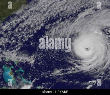 Uragano Nicole si avvicina all'isola delle Bermuda come visto dal satellite NOAA VA-east satellite 13 ottobre 2016 nell'Oceano Atlantico. La categoria 3 tempesta ha segnato un raro colpo diretto sulla piccola isola con venti di 122 km/h. Foto Stock