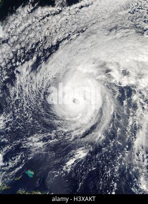 Uragano Nicole si avvicina all'isola delle Bermuda come visto dal satellite NOAA VA-east satellite 13 ottobre 2016 nell'Oceano Atlantico. La categoria 3 tempesta ha segnato un raro colpo diretto sulla piccola isola con venti di 122 km/h. Foto Stock