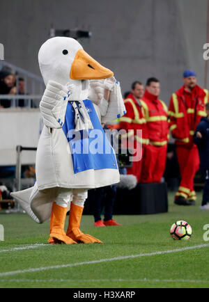 Budapest, Ungheria. Xiii oct, 2016. Il 'Gedeon' mascotte del MTK Budapest orologi il gioco durante lo stadio partita di apertura tra la MTK Budapest e Sporting CP a Nandor Hidegkuti Stadium il 13 ottobre 2016 a Budapest, Ungheria. Credito: Laszlo Szirtesi/Alamy Live News Foto Stock