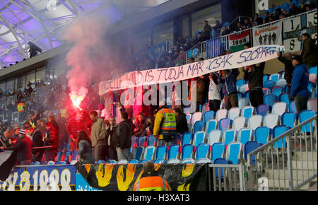 Budapest, Ungheria. Xiii oct, 2016. L'ultra fan di MTK Budapest guardare la partita durante lo stadio partita di apertura tra la MTK Budapest e Sporting CP a Nandor Hidegkuti Stadium il 13 ottobre 2016 a Budapest, Ungheria. Credito: Laszlo Szirtesi/Alamy Live News Foto Stock