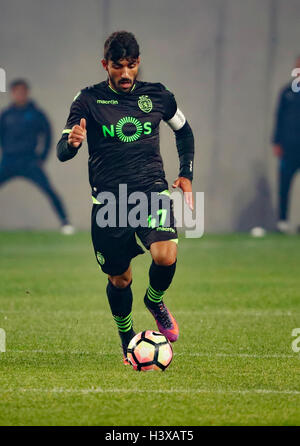 Budapest, Ungheria. Xiii oct, 2016. Ricardo Esgaio di Sporting CP controlla la sfera durante lo stadio partita di apertura tra la MTK Budapest e Sporting CP a Nandor Hidegkuti Stadium il 13 ottobre 2016 a Budapest, Ungheria. Credito: Laszlo Szirtesi/Alamy Live News Foto Stock