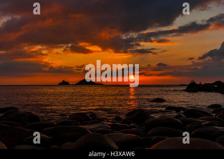 Sacerdote's Cove, Cornwall, Regno Unito. 13 ottobre, 2016. Tramonto al sacerdote's Cove, Cape Cornwall, Cornwall, Inghilterra. 13th, ottobre 2016. Regolazione del sole prima che la pioggia arriva in per notte. Credito: Barry Bateman / Alamy Live News Foto Stock