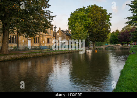 Bourton-on-the-acqua all'alba in autunno. Foto Stock