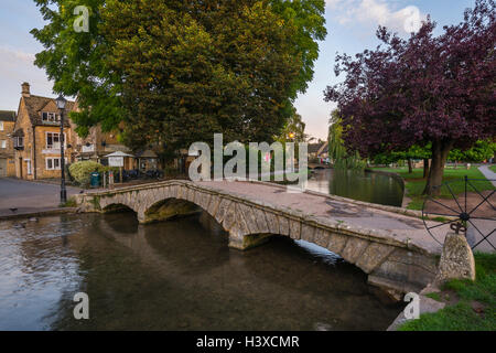 Bourton-on-the-acqua all'alba in autunno. Foto Stock