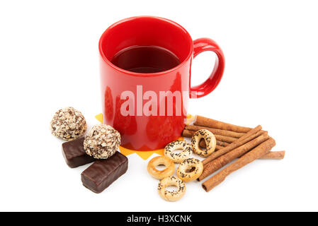 Tazza di tè, caramelle, biscotti e vaniglia bastoni isolati su sfondo bianco Foto Stock