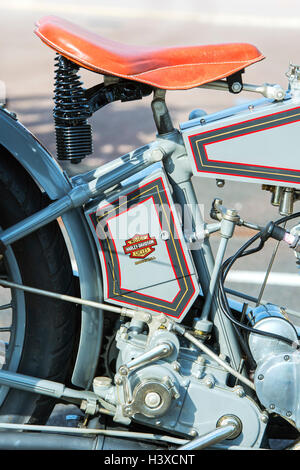 La motocicletta vintage 1915 Harley Davidson 11F al VMCC Banbury Run. Banbury, Oxfordshire, Inghilterra Foto Stock