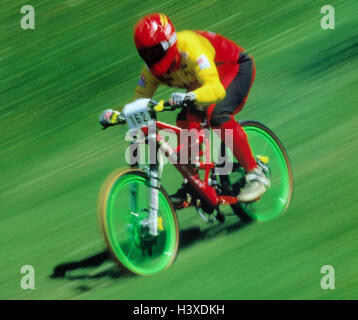 Mountain bike driver, Downhill-gara, mountain biker, uomo, abbigliamento protettivo, sport estremo, ciclismo, in discesa, la velocità, la gara, sconsiderate, racing driver, pericolo, sfocatura, le sfocature Foto Stock