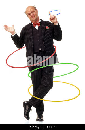 Senior, testa calva, tuta, hula hoop pneumatico, diversi gesto, incautamente Senior, studio, tagliate, all'interno, gessato Tuta, occhiali, malizia, divertente, nonsense, acrobazie, pneumatico, formati in modo diverso, mostrare, riprodurre, gioco Foto Stock