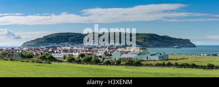 Panorama guardando sopra Llandudno verso il Great Orme e del Mare d'Irlanda Foto Stock