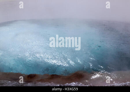 Vapore alto punto di ebollizione come strokkur geyser erutta fasi geysir Islanda Foto Stock