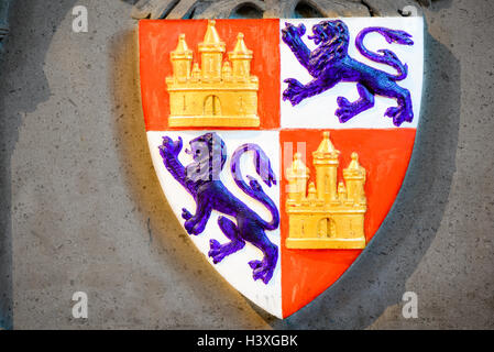 Emblema della Castiglia e Leon monarchi sulla tomba viscerale di Eleonora di Castiglia (moglie di Edward mi) a Lincoln Foto Stock