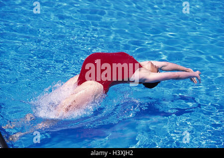 Donna incinta, nuotare, crack la gestazione, in gravidanza, piscina, piscina esterna e piscina, acqua, estate, ristoro, ricreazione, raffreddamento, sport, motion, dorso, jump, acqua, esterno Foto Stock