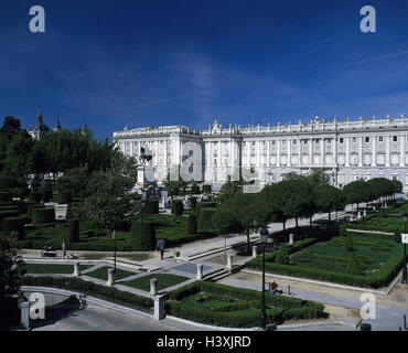 Spagna, Madrid Palacio Real, Plaza de Oriente, Zentralspanien, città capitale, King's Palace, edificio, facciata, struttura, luogo di interesse, barocco, nel 1764, la statua equestre Philipe IV. Foto Stock