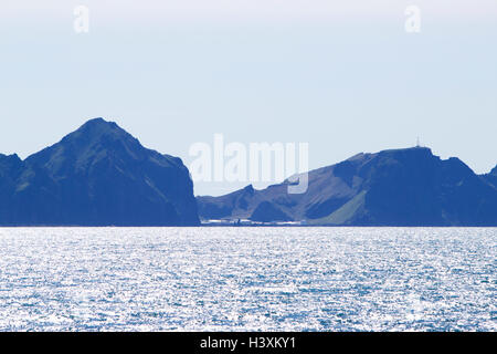 Isola di Heimaey parte delle isole westman vestmannaeyjar Islanda come si vede dalla terraferma Foto Stock