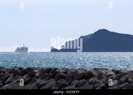 Il traghetto herjolfur passando ellidary isola parte delle isole westman vestmannaeyjar Islanda come si vede dalla terraferma Foto Stock