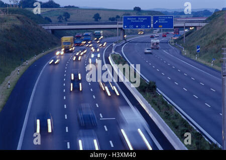 Germania, Baden-Württemberg, chiudere Pforzheim, autostrada A8, traffico, serata street, traffico, arteria, traffico veloce, il traffico a lunga percorrenza, multi-lane, pavimentazione, a tre corsie, automobili, gli utenti della strada, luci Foto Stock