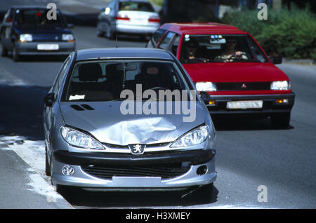 Traffico, Strade, ambulanza, Street, strada di campagna, incidente, traffico traffico incidente, incidente di auto, auto danneggiato in un incidente, ambulanza, autovetture, anteriore danno, danni alla carrozzeria, danni alla proprietà, Peugeot, silvery Foto Stock