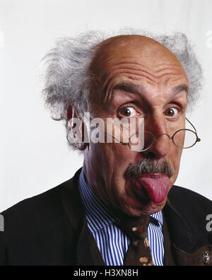 Senior, bicchieri, fronte testa calva, si allunga la lingua di fuori, ritratto, l uomo vecchio, baffi, trichechi baffi Peli, grigio, linguetta Rau di passaggi, studio, tagliate Foto Stock