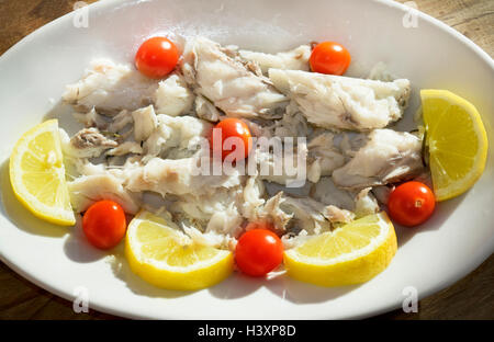 Merluzzo grigliato con limone e chery insalata di pomodori Foto Stock