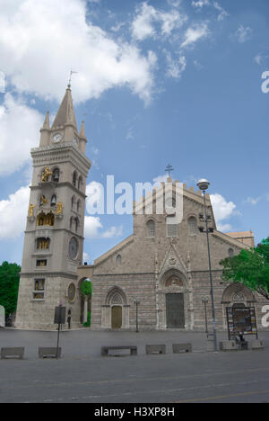 Duomo di Messina in Sicilia con il famoso campanile Foto Stock