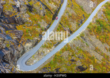 Trollstigen è una serpentina strada di montagna in Rauma comune, contea di Møre og Romsdal, Norvegia. Foto Stock