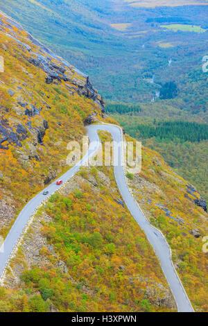 Trollstigen è una serpentina strada di montagna in Rauma comune, contea di Møre og Romsdal, Norvegia. Foto Stock