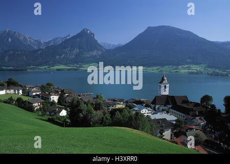 Austria, Salzkammergut, Wolfgang's lake, St. Wolfgang, locale panoramica, paesaggio di montagna lago Foto Stock