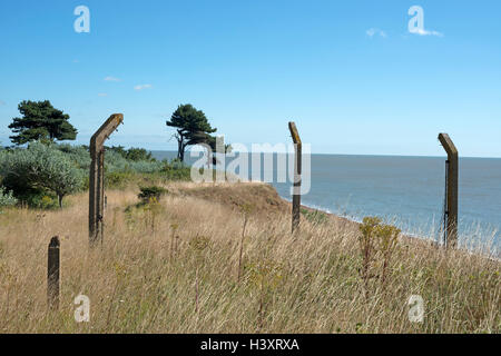 La recinzione di sicurezza sul confine di un ex il tempo di guerra e la guerra fredda RAF stazione radar, Bawdsey, Suffolk, Regno Unito. Foto Stock