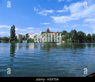 La Germania, il Land Brandeburgo, Uckermark, Lychen, vista città, Town lake, Europa, storico, edificio, luogo di interesse, chiesa, S. Johannis, 13. Jh, argilla costruzione in mattoni, cielo e nuvole Foto Stock