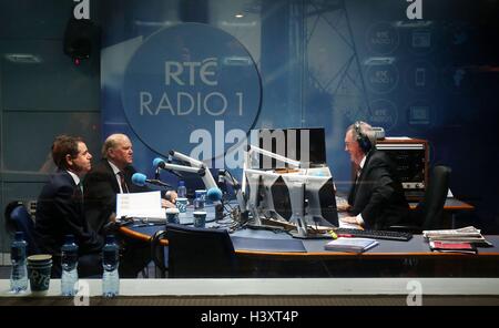 Il Ministro delle finanze Michael Noonan (seconda a sinistra) e il ministro per la spesa pubblica e riforma Donohoe pasquale (sinistra) a RTE Radio Studios per rispondere le domande dei cittadini sul bilancio 2017 su oggi con Sean O'Rourke (a destra). Foto Stock