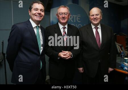 Il Ministro delle finanze Michael Noonan (a destra) e il ministro per la spesa pubblica e riforma Donohoe pasquale (sinistra) a RTE Radio Studios per rispondere le domande dei cittadini sul bilancio 2017 su oggi con Sean O'Rourke (centro). Foto Stock