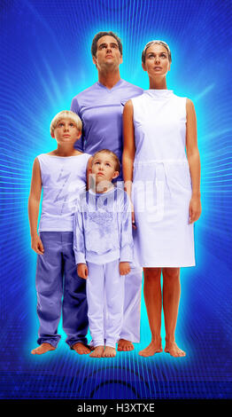 Famiglia, stand, visualizzare il cielo, seriamente il futuro con speranza, uomo, donna, genitori, bambini, bambini, boy, ragazza, figlio, filiale, scomunicato, tesa, stand, scalzi, sogno, visione, visione futura, fantascienza, UFO, astronave, extraterrestre, raccolta, sbarco, lo sfondo blu, Foto Stock