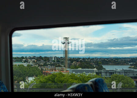 Porte di Sydney Tower autorità essendo progressivamente demolito, fotografati da un treno Foto Stock