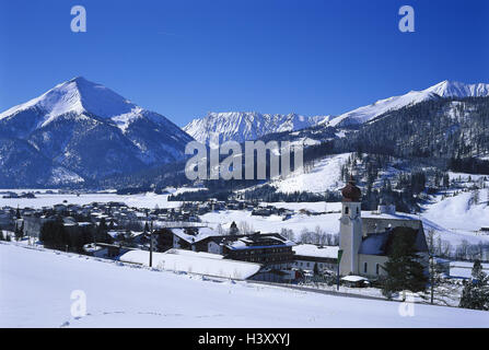 Austria, Tirolo, Achenkirch, Achensee, vista locale, chiesa, inverno area sport, vacanza invernale, luogo, case residenziali, montagne, neve Foto Stock