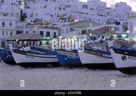 Portogallo Albufeira, vista locale, porto, barche da pesca, sera, Europa Südwesteuropa, penisola iberica, Algarve, località balneare, luogo di pesca, porto di pescatori, porto di pescatori, stivali, pesca pescherecci da traino, edifici, lanterne e luci di strada, crepuscolo, crepuscolo Foto Stock