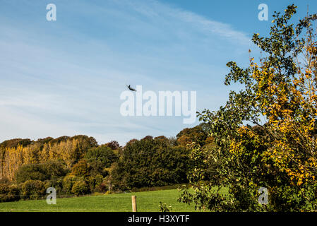 Un Lockheed Martin C-130J Super Hercules in volo sulla campagna di Wiltshire Foto Stock