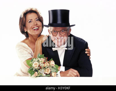 Matrimonio sposa e lo sposo e sposa sposo, abbraccio, metà ritratto, matrimonio cerimonia, coppie in viaggio di nozze, medio persona vecchia, prima, abito da sposa, fringe capelli, bouquet nuziale, bouquet, tails, bicchieri, cilindri, sorriso, felice, concordia, armonia, amore, f Foto Stock