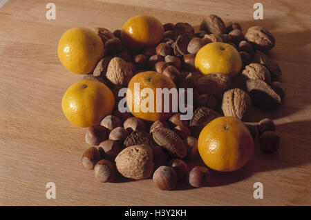 Dadi, ordina in modo diverso, tangerini di nocciole, noci del Brasile e noci, completamente, frutta, frutta, frutta tropicale, cibo, mangiare, still life, la fotografia del prodotto Foto Stock