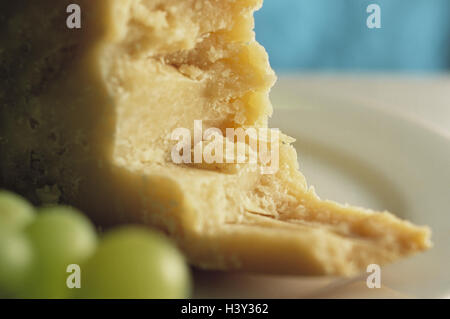 , Still life, parmesan cheese, grapes, close up, Still life, food, eat, lacteal product, hard cheese, cheese, cheese sort, in Italian, grapes, white, Parmesan, Foto Stock