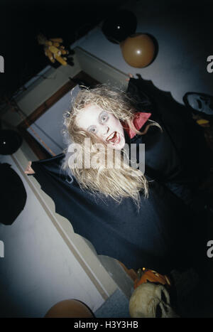 Halloween, ragazza, abiti fino, Vampire, gioco del viso, Carnevale, Carnevale, Festa, celebrazione, tradizioni, tradizione, in modo americano, costume, maschere, costume, con pannelli, rivestimento, Dracula, divertimenti, divertente, awfully, stranamente, tragicamente, creepily, spaventare, ven Foto Stock