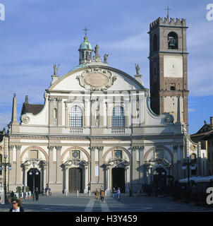 L'Italia, Lombardia, provincia di Pavia, Vigevano, Piazza Ducale, cattedrale Sant Ambrogio, passante, città, calzolaio's Town, struttura, facciata, Duomo, basilica, chiesa, nel 1680, torre campanile, luogo di interesse Foto Stock