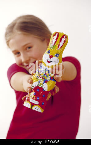 Pasqua, ragazze, cioccolato coniglietto di Pasqua, mostra festa di Pasqua, tempo di Pasqua, le tradizioni pasquali, Pasqua nido, coniglietto di Pasqua, cioccolato, cioccolato lepre, dolci, caramelle, offerte, presente, orgoglio, infanzia, illuminante, felice, naturalezza all'interno Foto Stock