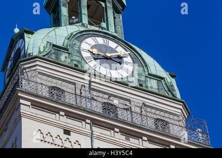 In Germania, in Baviera, Monaco di Baviera, Marienplatz, la chiesa di St Peters, Torre dell'orologio Foto Stock