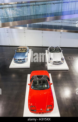 In Germania, in Baviera, Monaco di Baviera, Museo BMW, display del centro storico di veicoli BMW Foto Stock