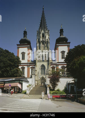 L'Austria, la Stiria, Mariazell, chiesa, luogo, vista locale, la chiesa, la costruzione sacra, visitatore salendo le scale, pellegrinaggio, chiesa parrocchiale, la Chiesa del pellegrinaggio, la fede, la religione, la struttura, storicamente, architettura in stile romantico, cultura, luogo di interesse, rurally, idillio, estate, Foto Stock