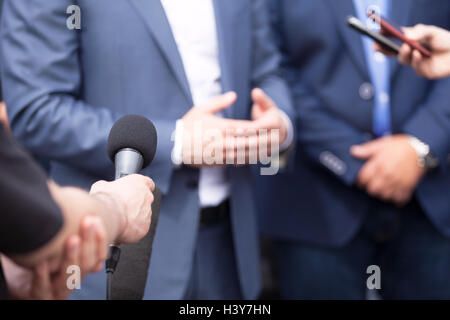 I giornalisti facendo intervista con commercianti, politico o portavoce. Premere il tasto Conferenza. Foto Stock