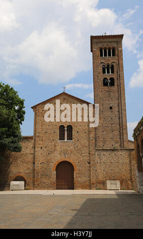 Antica basilica dedicata a San Francesco di Assisi nel centro storico della città di Ravenna in Italia Foto Stock