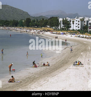 Spagna, Maiorca, Port de Alcudia, vista città, spiaggia, le isole Baleari, isola, mare Mediterraneo, spiaggia sabbiosa, turistico, turismo, bagnanti, spiaggia, spiaggia, sedie a sdraio, ombrelloni, estati, vacanza, riposo, bagno pass Foto Stock