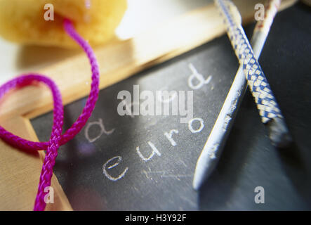 Ardesia, penna, gesso, fungo, Lettera, corsa, euro bacheca, valuta l'Unione monetaria europea, economia, moneta unica, Europa alfabeto Foto Stock